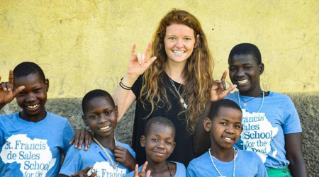 Joven dejó todo y hoy dirige escuela para niños sordos en África